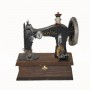 Caja de madera con maquina de coser